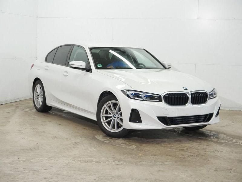 Mineralweiß Gebraucht 2024 BMW 320 Sport Line Limousine | 36.880 € (Guter Preis) - Bild 1/4