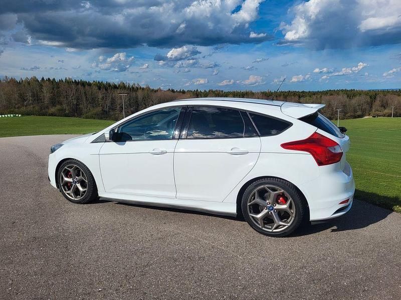 Gebraucht Ford Focus Sport 250 PS (183 kW) 2013 Weiß Limousine