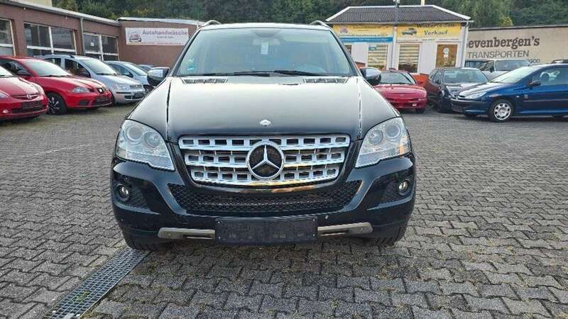 Obsidianschwarz metalliclack Gebraucht 2009 Mercedes ML350 SUV | 12.495 € (Etwas zu teuer) - Bild 1/4