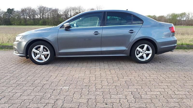 Gebraucht VW Jetta 125 PS (91 kW) 2015 Grau Limousine