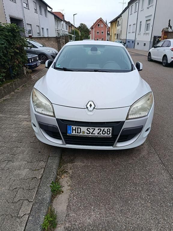 Weiß Gebraucht 2010 Renault Mégane III Dynamique Coupé | 4.990 € (Fairer Preis) - Bild 1/4
