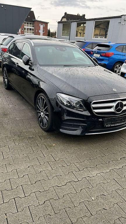 Schwarz Gebraucht 2019 Mercedes E400 AMG line Limousine | 35.444 € (Teuer) - Bild 1/4