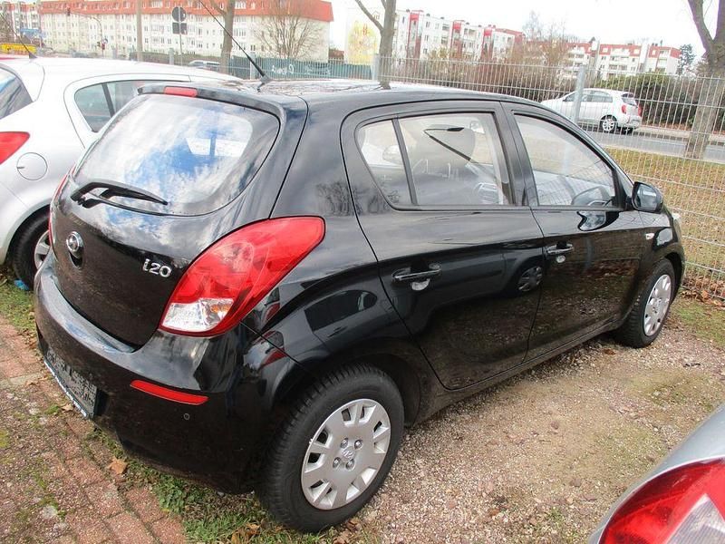 Gebraucht Hyundai i20 Edition 86 PS (63 kW) 2012 Schwarz Kleinwagen