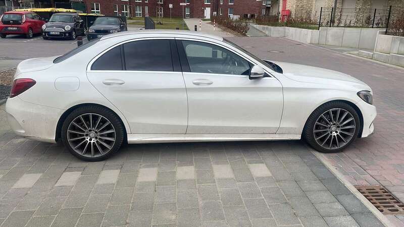 Weiß Gebraucht 2017 Mercedes C220 Limousine | 19.800 € (Teuer) - Bild 1/4