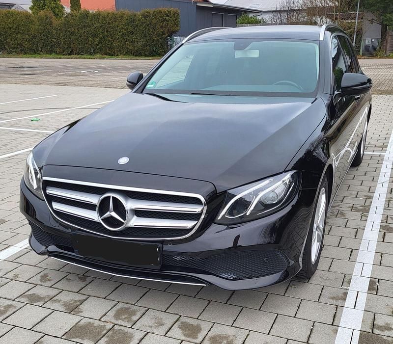 Schwarz Gebraucht 2016 Mercedes E220 Avantgarde Kombi | 21.000 € (Etwas zu teuer) - Bild 1/4