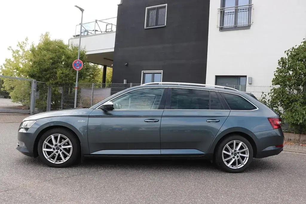 Gebraucht Skoda Superb LAURIN & KLEMENT 190 PS (139 kW) 2018 Grau Kombi
