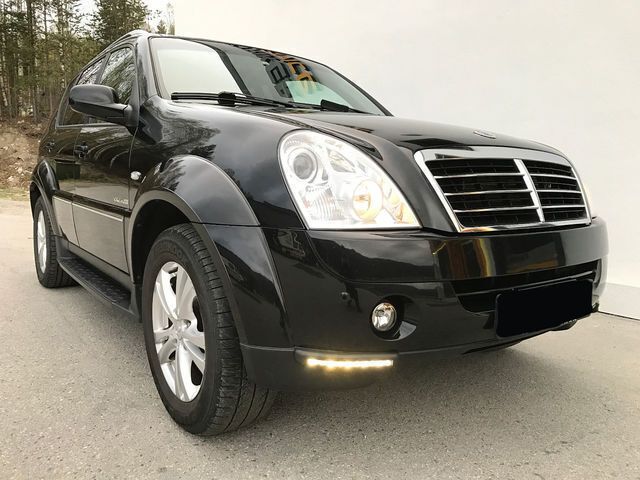 Schwarz metallic Gebraucht 2012 Ssangyong (KGM) Rexton II Quartz SUV | 13.000 € - Bild 1/4