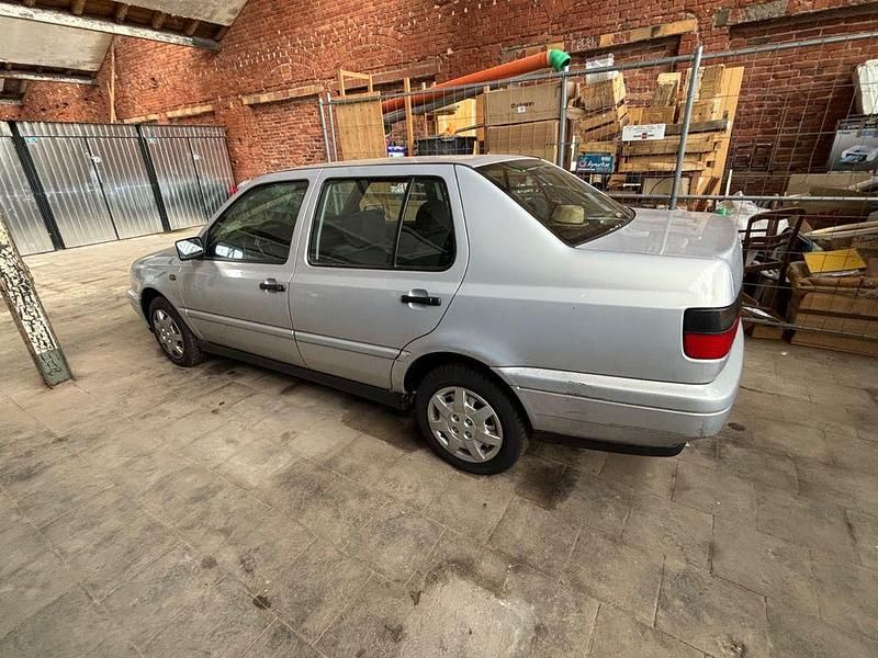 Gebraucht VW Jetta 75 PS (55 kW) 1996 Silber Limousine