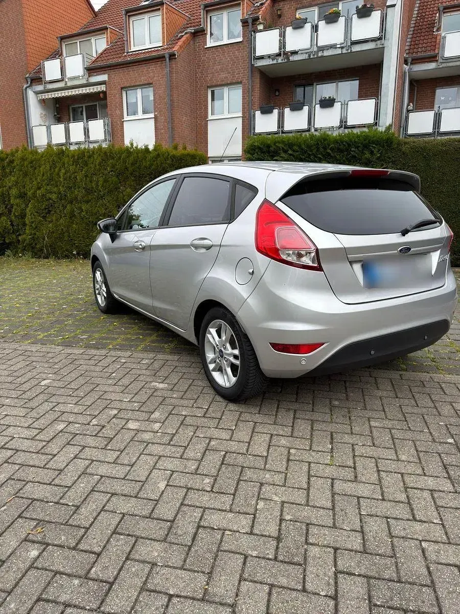 Gebraucht Ford Fiesta SYNC Edition 80 PS (58 kW) 2015 Silber Kleinwagen