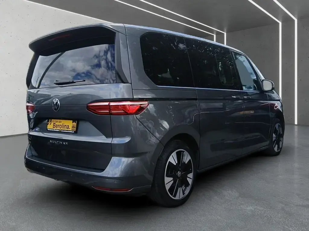Gebraucht VW Multivan Life 150 PS (110 kW) 2025 Indiumgrau metallic Van / Kleinbus