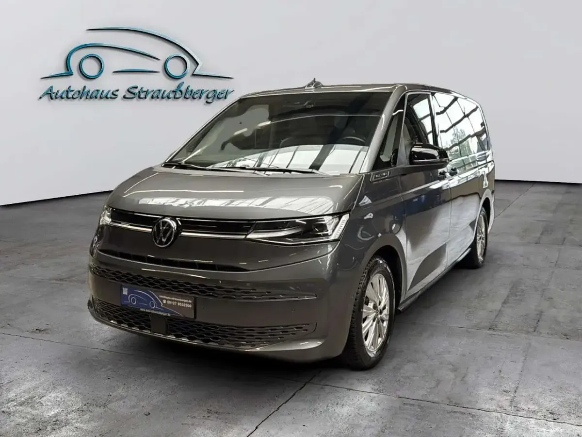 Gebraucht VW Multivan Life 150 PS (110 kW) 2023 Grau Van / Kleinbus