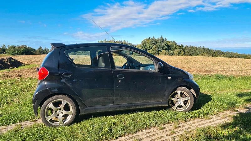 Schwarz Gebraucht 2008 Toyota Aygo Kleinwagen | 990 € (Superpreis) - Bild 1/4