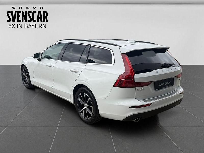 Gebraucht Volvo V60 Core 163 PS (119 kW) 2022 Ice white Kombi