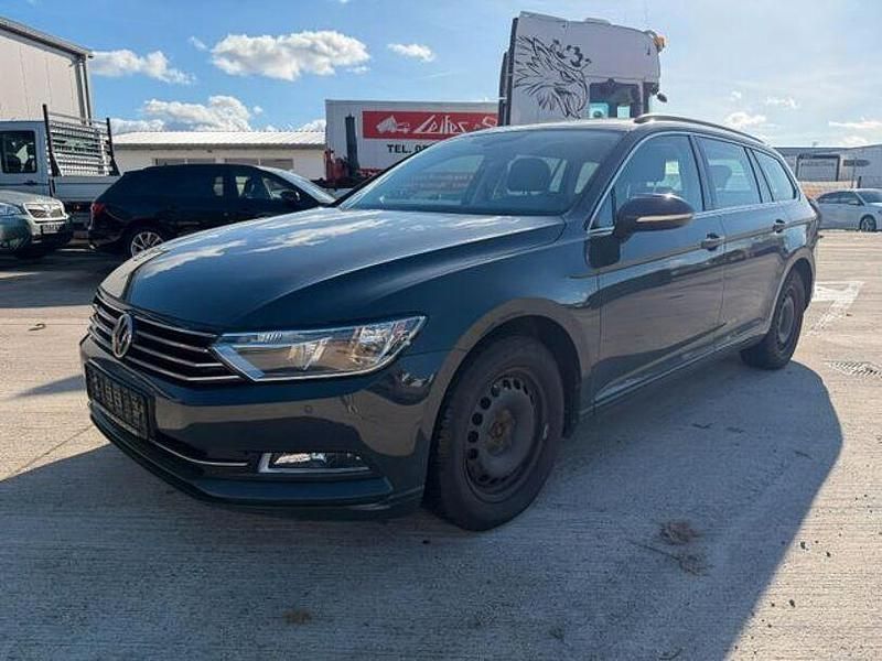 Grau Gebraucht 2016 VW Passat Comfortline Kombi | 7.690 € - Bild 1/4