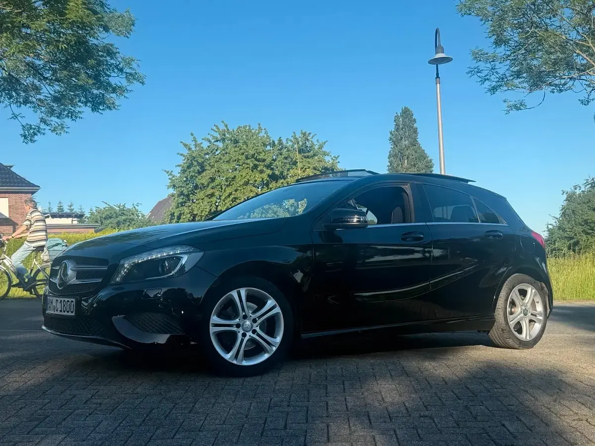 Gebraucht Mercedes A180 122 PS (89 kW) 2015 Schwarz Limousine