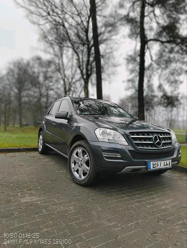 Grau Gebraucht 2010 Mercedes ML350 SUV | 11.500 € (Fairer Preis) - Bild 1/4