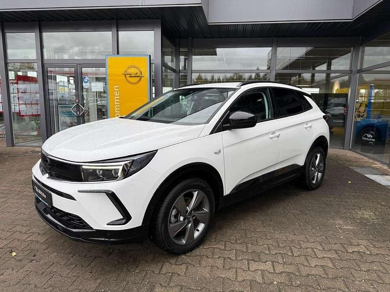 Lack weiss banquise/deckende lackierung Gebraucht 2024 Opel Grandland X GS Line SUV | 25.980 € (Fairer Preis) - Bild 1/4