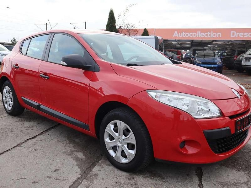 Gebraucht Renault Mégane III Authentique 101 PS (74 kW) 2011 Hellrot Kleinwagen