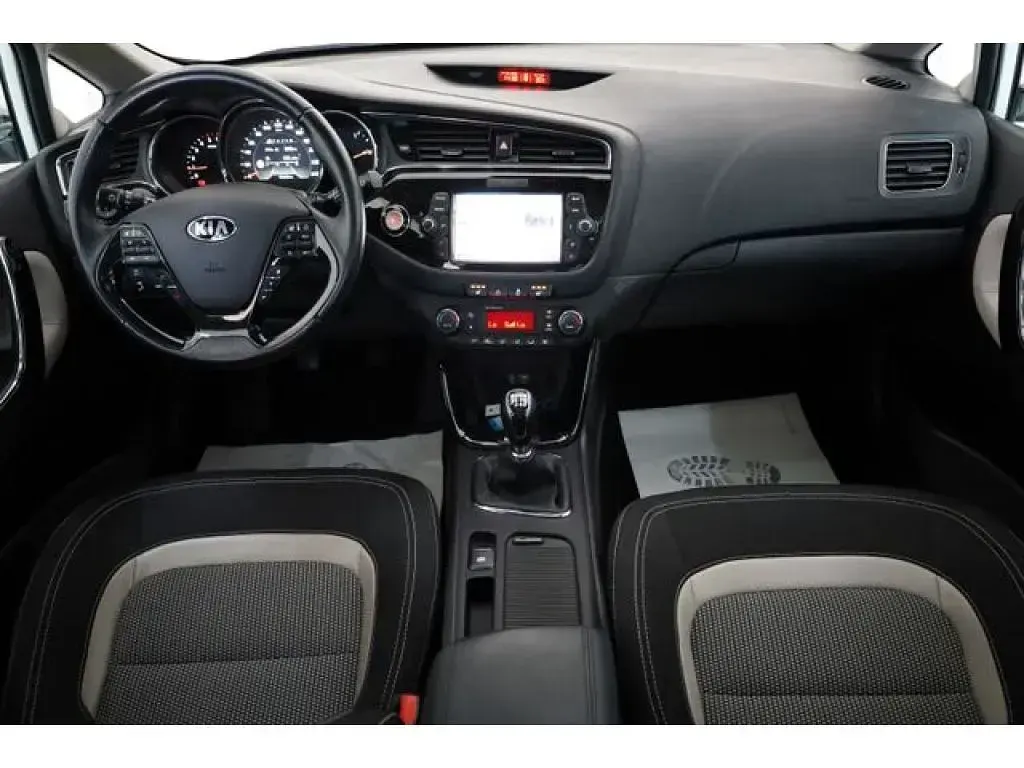 Gebraucht Kia Ceed Spirit 136 PS (100 kW) 2015 Deluxe white (metallic) Kleinwagen