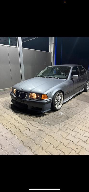 Grau Gebraucht 1995 BMW 320 Basis Limousine | 4.099 € - Bild 1/4