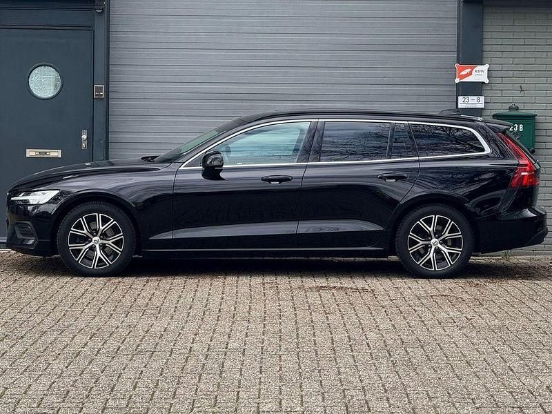 Gebraucht Volvo V60 Core 197 PS (144 kW) 2023 Schwarz Kombi