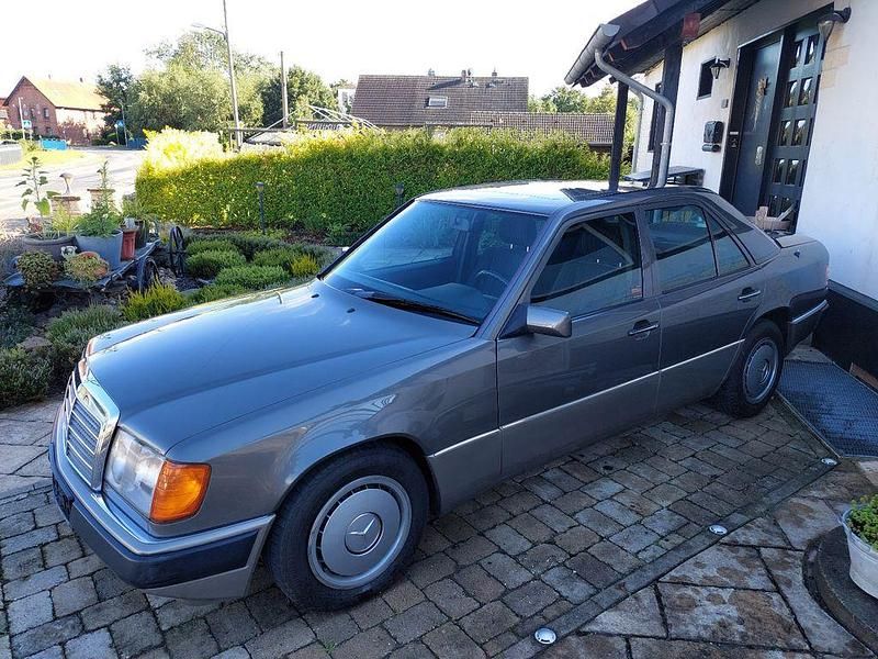 Grau Gebraucht 1992 Mercedes E300 Limousine | 8.999 € - Bild 1/4