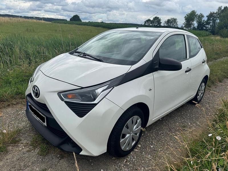 Weiß Gebraucht 2019 Toyota Aygo X-play Kleinwagen | 8.599 € (Guter Preis) - Bild 1/4