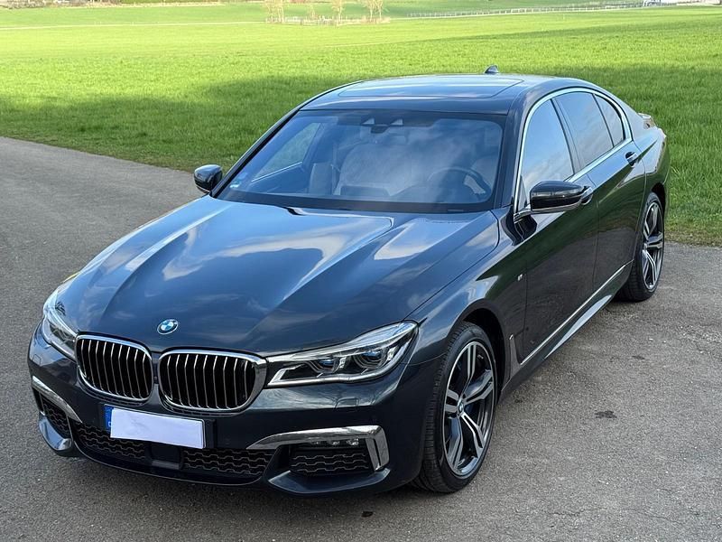 Grau Gebraucht 2018 BMW 750 Comfort Edition Limousine | 31.500 € (Fairer Preis) - Bild 1/4