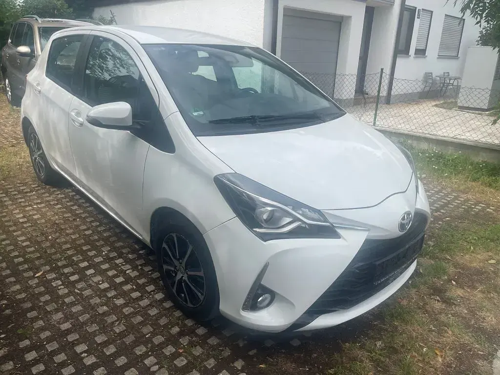 Gebraucht Toyota Yaris Team 111 PS (81 kW) 2018 Weiß Limousine