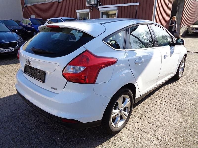 Gebraucht Ford Focus Champions Edition 101 PS (74 kW) 2012 Weiß Limousine