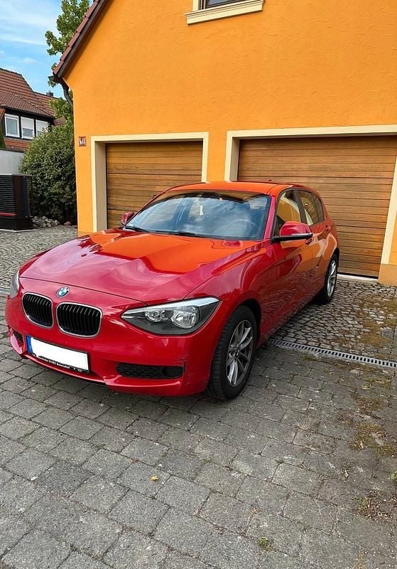 Rot Gebraucht 2013 BMW 116 Comfort Edition Kleinwagen | 5.500 € (Fairer Preis) - Bild 1/4