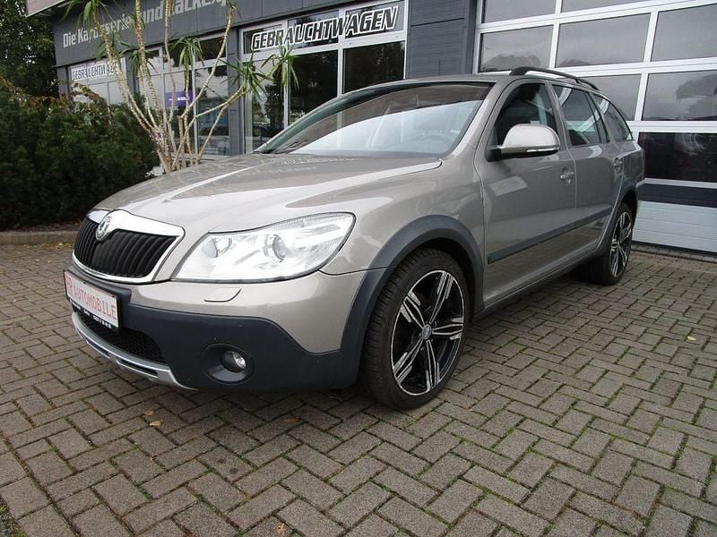 Beige Gebraucht 2010 Skoda Octavia Scout 4x4 Kombi | 5.990 € (Teuer) - Bild 1/4