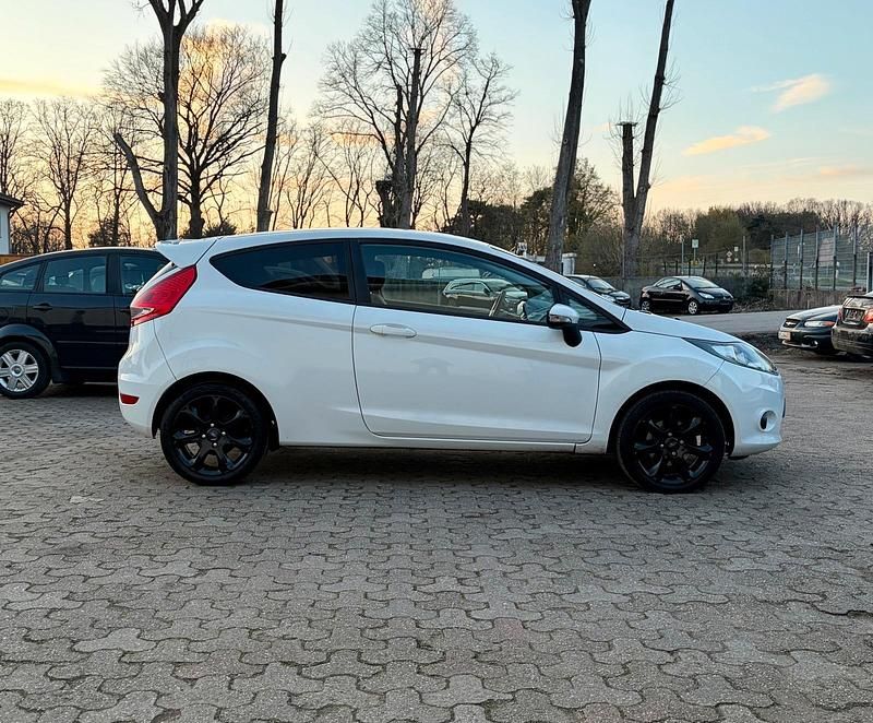 Gebraucht Ford Fiesta 82 PS (60 kW) 2009 Weiß Kleinwagen
