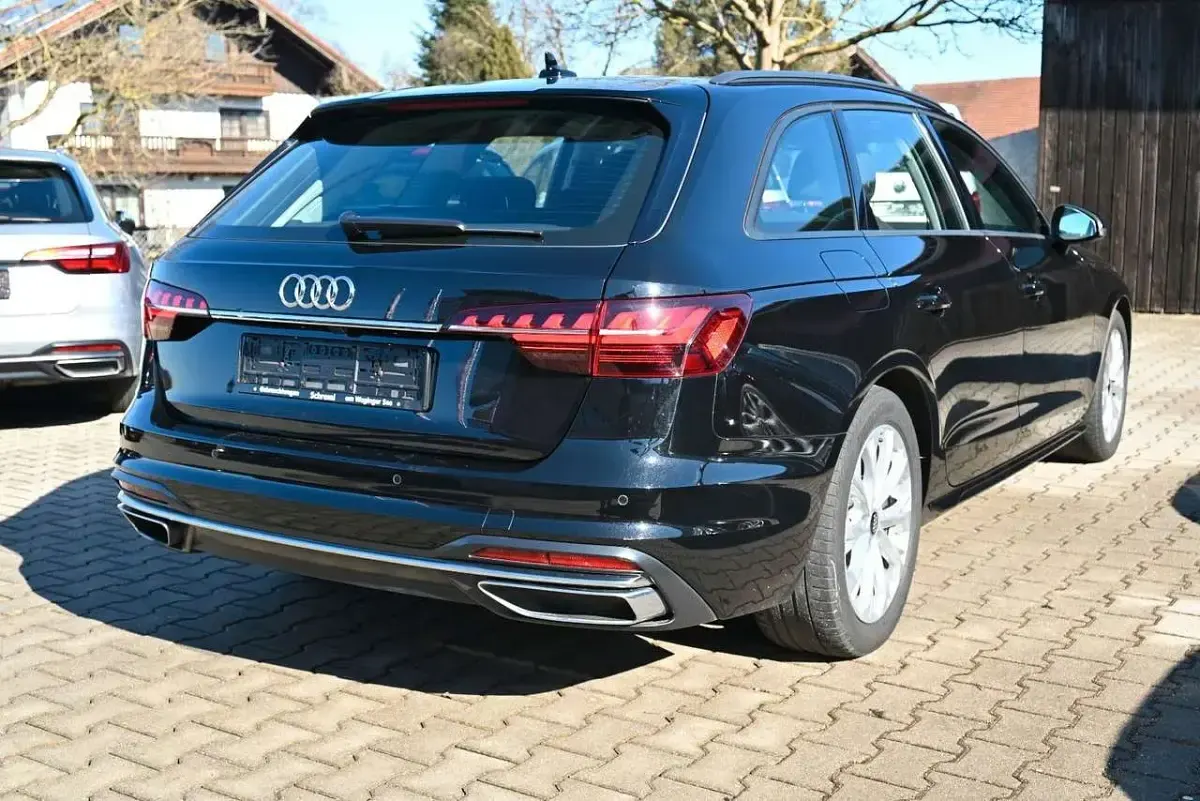 Gebraucht Audi A4 Advanced 163 PS (119 kW) 2023 Brillantschwarz Kombi