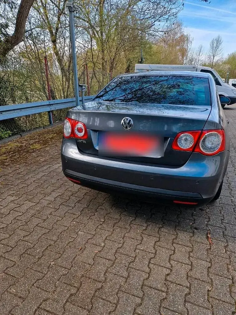Używany VW Jetta 102 KM (75 kW) 2008 Szary Sedan/Limuzyna
