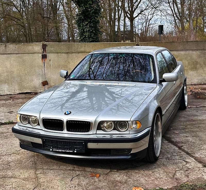 Silber Gebraucht 1999 BMW 740 Limousine | 24.999 € - Bild 1/4