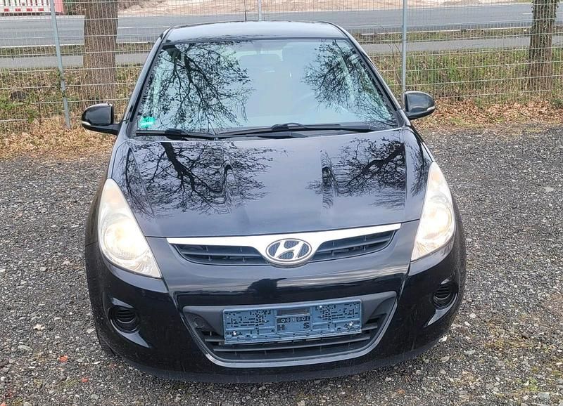 Gebraucht Hyundai i20 Edition 77 PS (56 kW) 2012 Schwarz Kleinwagen