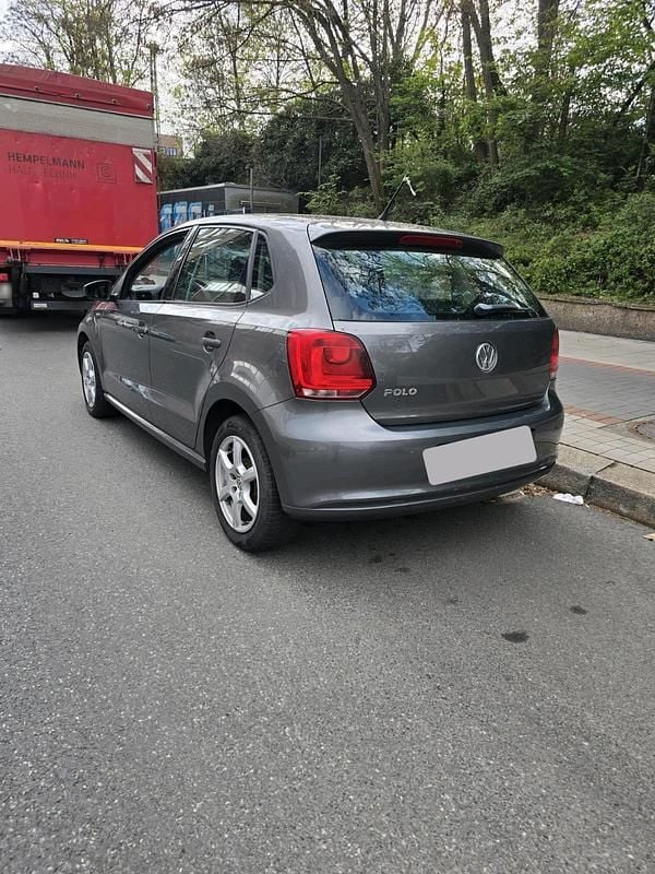 Usado VW Polo 70 HP (51 kW) 2012 Cinzento Citadino