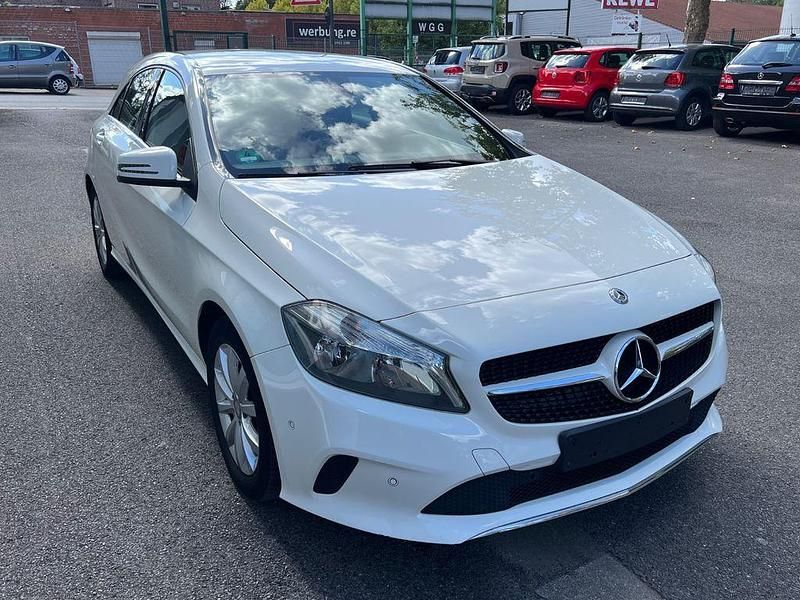 Weiß Gebraucht 2017 Mercedes A180 Limousine | 10.999 € (Guter Preis) - Bild 1/4