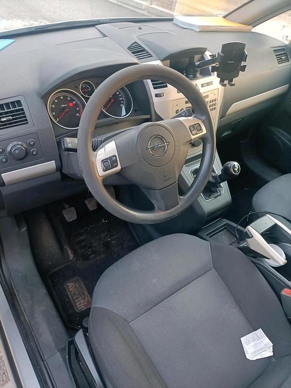 Grau Gebraucht 2008 Opel Zafira Van / Kleinbus | 1.000 € (Superpreis) - Bild 1/4