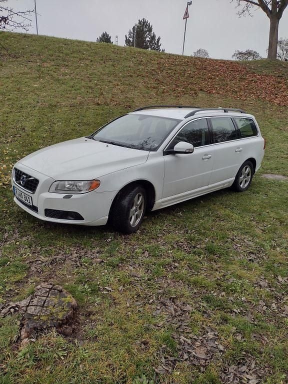 Weiß Gebraucht 2009 Volvo V70 Momentum Kombi | 4.850 € (Guter Preis) - Bild 1/4