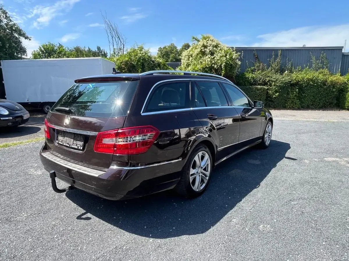 Gebraucht Mercedes E220 Avantgarde 170 PS (125 kW) 2010 Braun Kombi