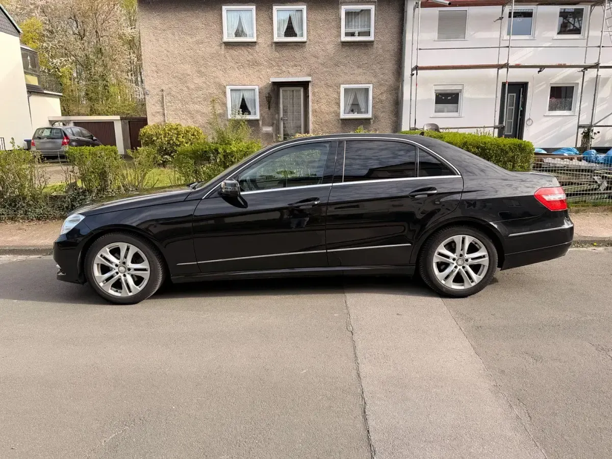 Gebraucht Mercedes E200 Avantgarde 184 PS (135 kW) 2012 Schwarz Limousine