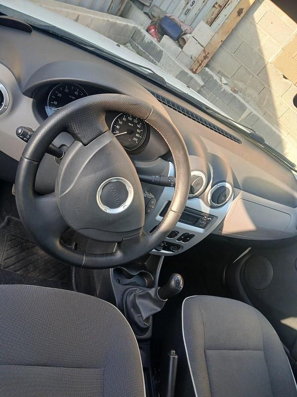 Gebraucht Dacia Sandero 75 PS (55 kW) 2012 Weiß Kleinwagen