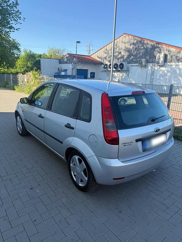 Gebraucht Ford Fiesta 69 PS (50 kW) 2002 Silber Kleinwagen