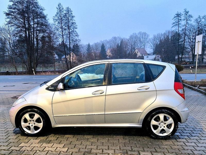 Gebraucht Mercedes A180 109 PS (80 kW) 2010 Silber Limousine