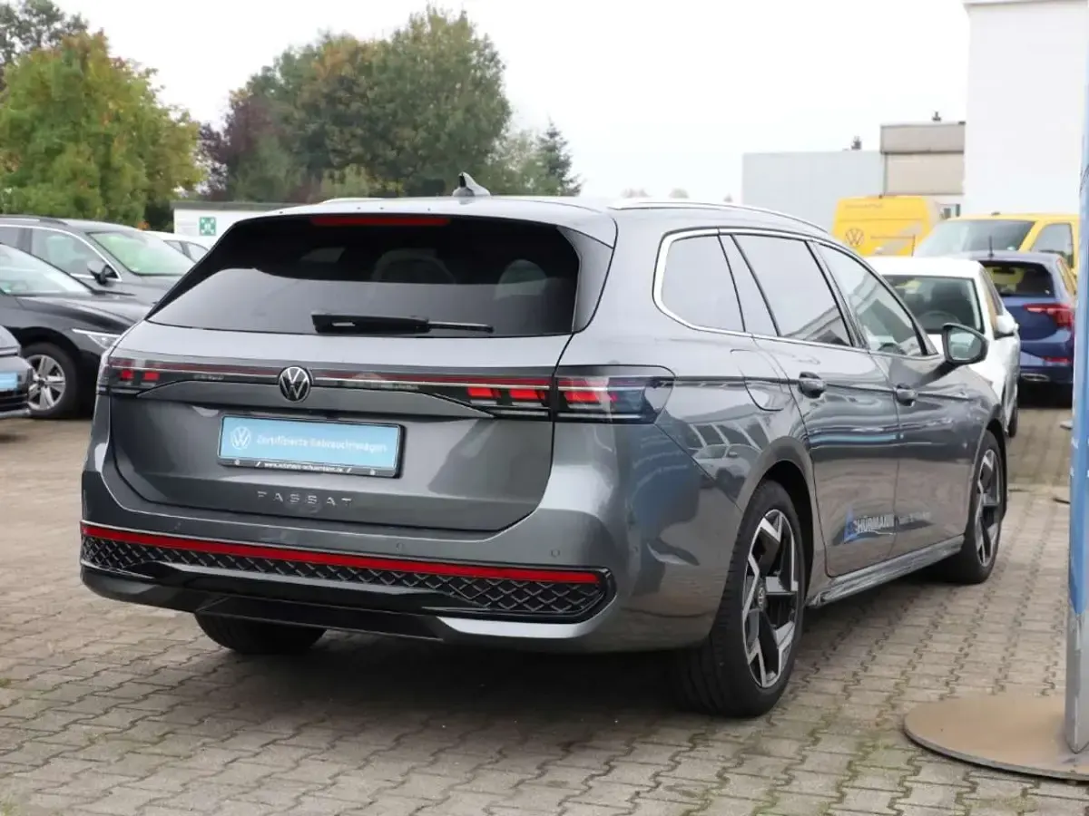 Gebraucht VW Passat R-line 150 PS (110 kW) 2025 Diabasgrau metallic Kombi