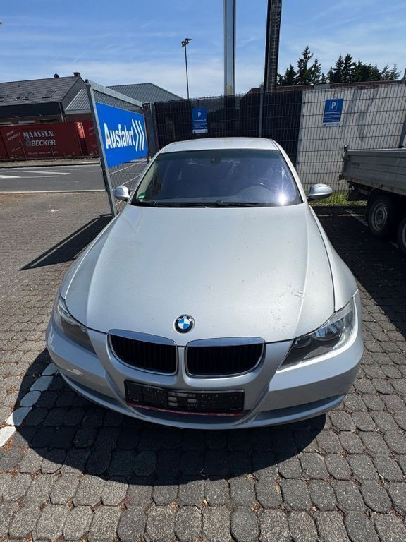 Silber Gebraucht 2006 BMW 318 Limousine | 2.350 € (Superpreis) - Bild 1/4