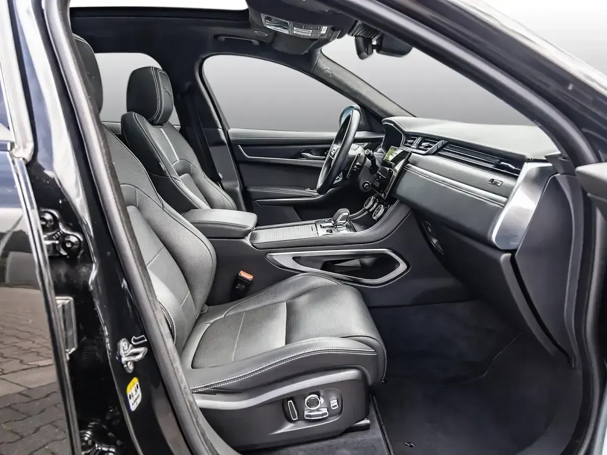 Gebraucht Jaguar F-Pace R 304 PS (223 kW) 2023 Santorini black SUV