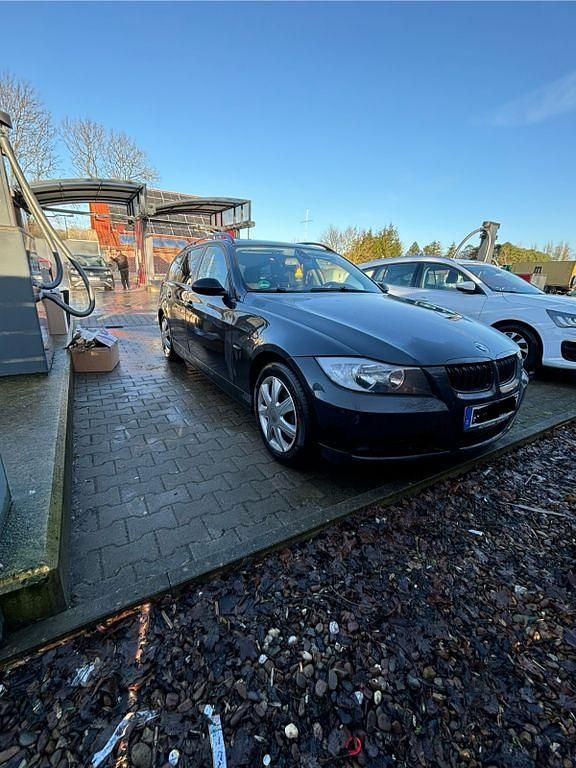Schwarz Gebraucht 2006 BMW 320 Kombi | 2.700 € (Guter Preis) - Bild 1/4